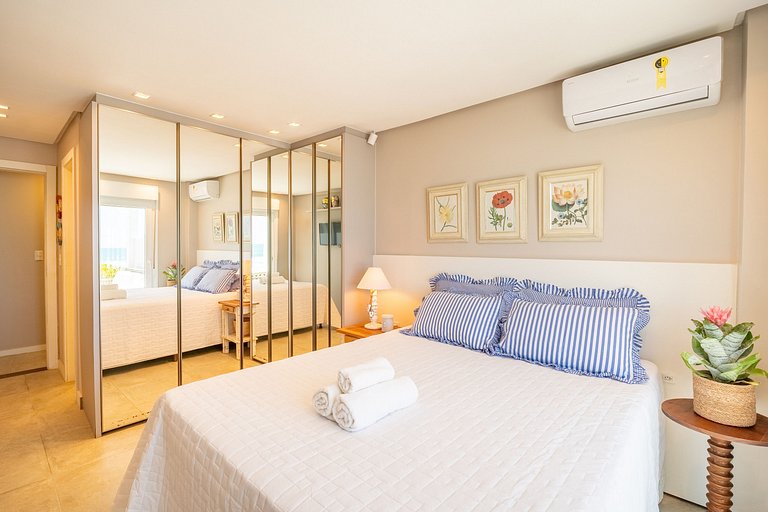 Encantadora casa com 02 suítes à beira-mar