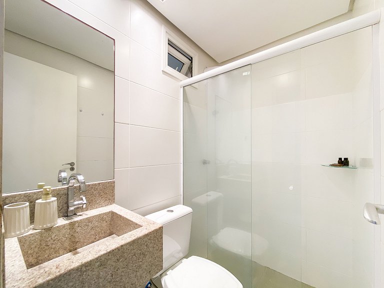 Encantadora casa com 02 suítes à beira-mar