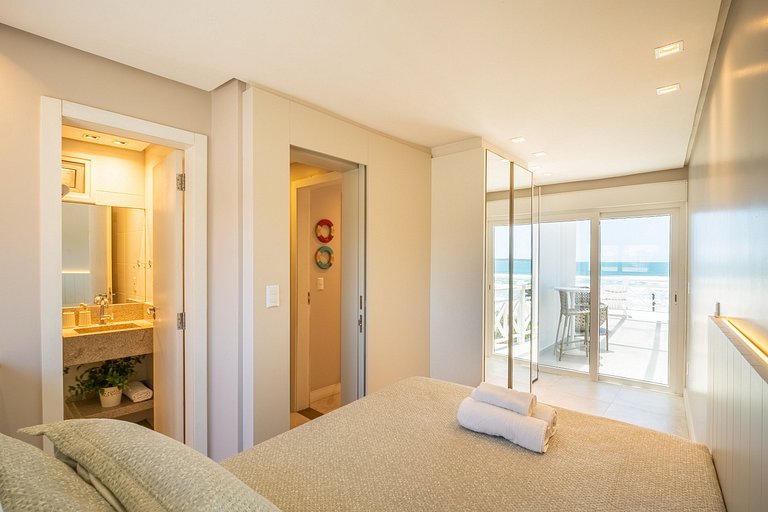 Encantadora casa com 02 suítes à beira-mar