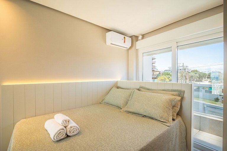 Encantadora casa com 02 suítes à beira-mar