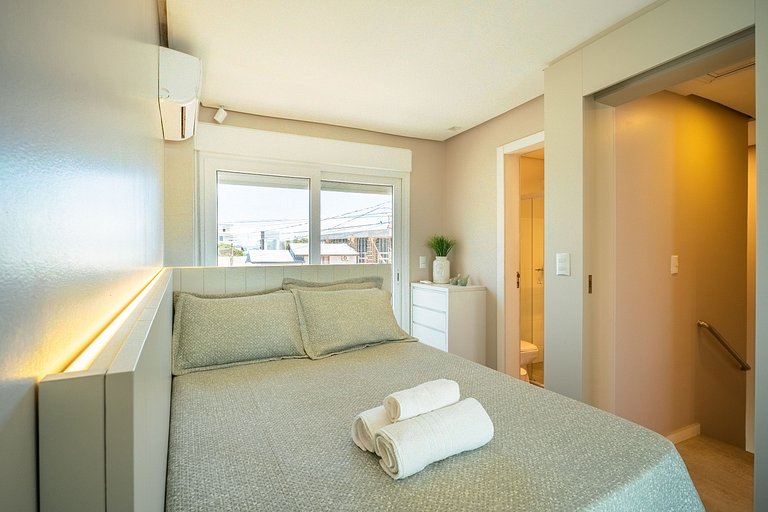 Encantadora casa com 02 suítes à beira-mar