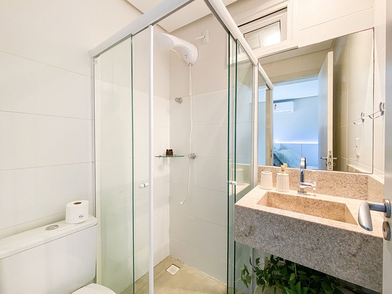 Encantadora casa com 02 suítes à beira-mar