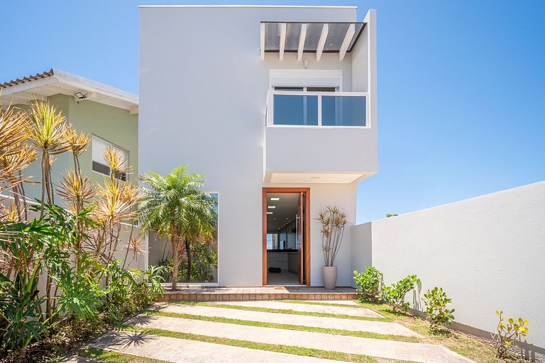 Encantadora casa com 02 suítes à beira-mar