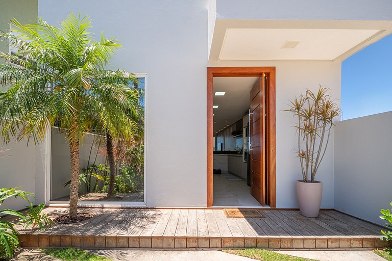 Encantadora casa com 02 suítes à beira-mar