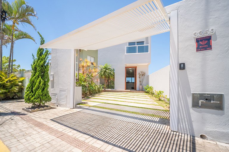 Encantadora casa com 02 suítes à beira-mar