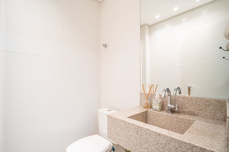 Encantadora casa com 02 suítes à beira-mar