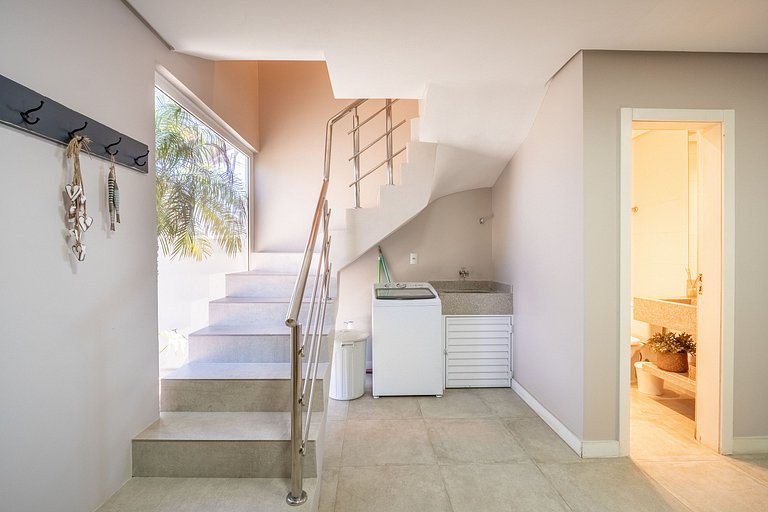 Encantadora casa com 02 suítes à beira-mar