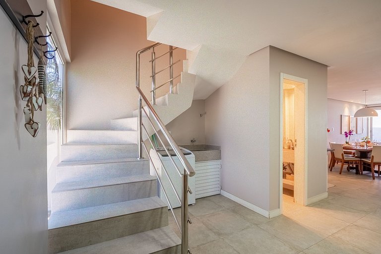 Encantadora casa com 02 suítes à beira-mar