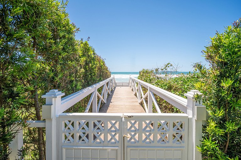 Encantadora casa com 02 suítes à beira-mar