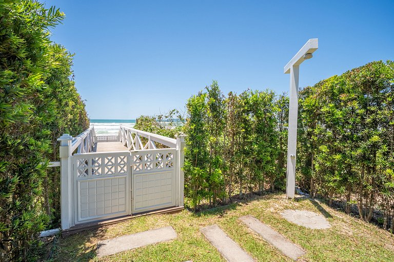 Encantadora casa com 02 suítes à beira-mar