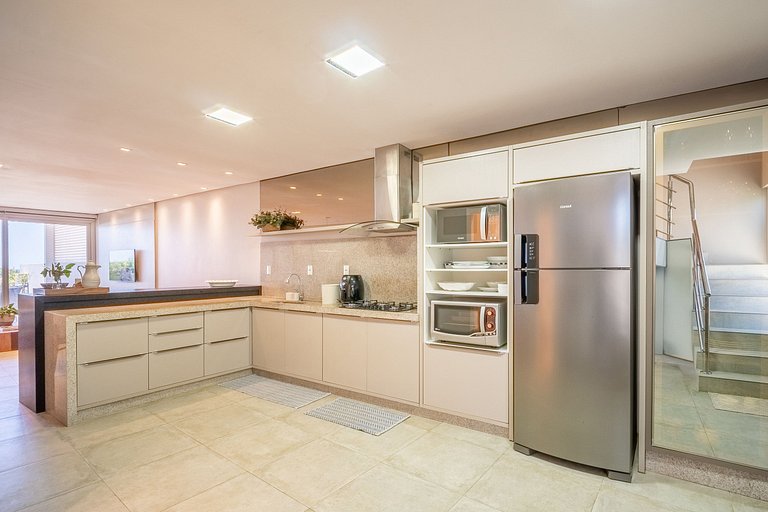 Encantadora casa com 02 suítes à beira-mar