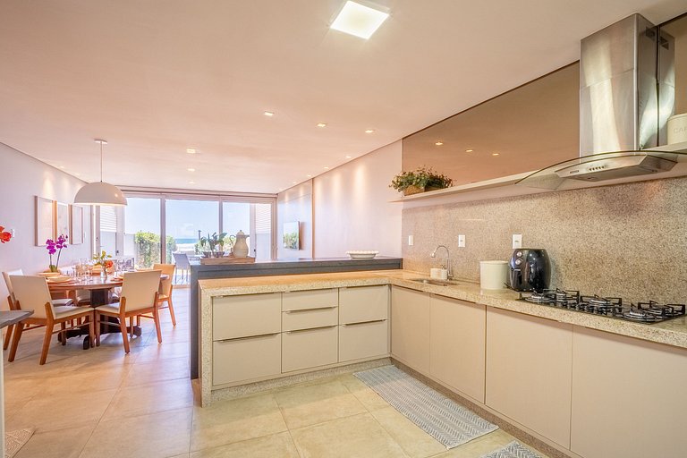 Encantadora casa com 02 suítes à beira-mar