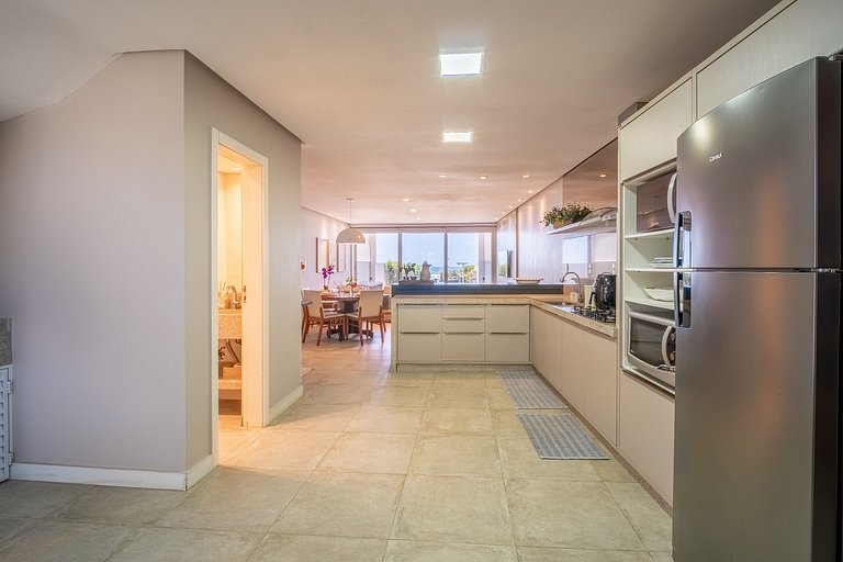 Encantadora casa com 02 suítes à beira-mar