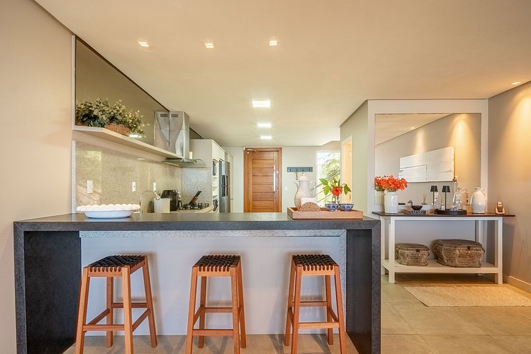 Encantadora casa com 02 suítes à beira-mar