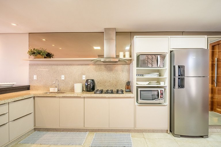 Encantadora casa com 02 suítes à beira-mar