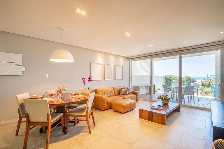 Encantadora casa com 02 suítes à beira-mar