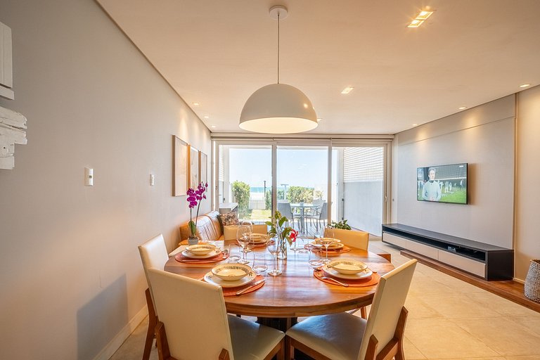 Encantadora casa com 02 suítes à beira-mar