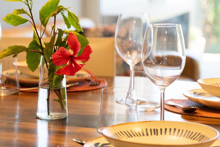 Encantadora casa com 02 suítes à beira-mar