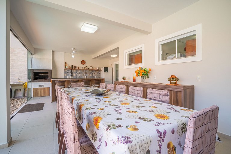 Casa com piscina e área de lazer com 08 dormitórios