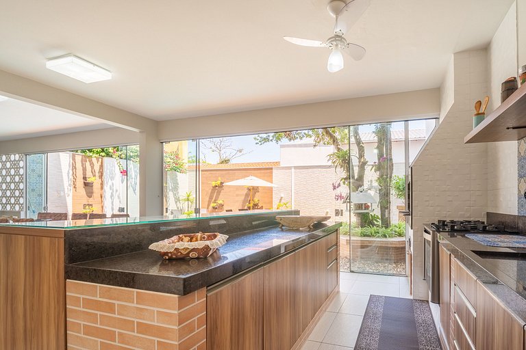 Casa com piscina e área de lazer com 08 dormitórios