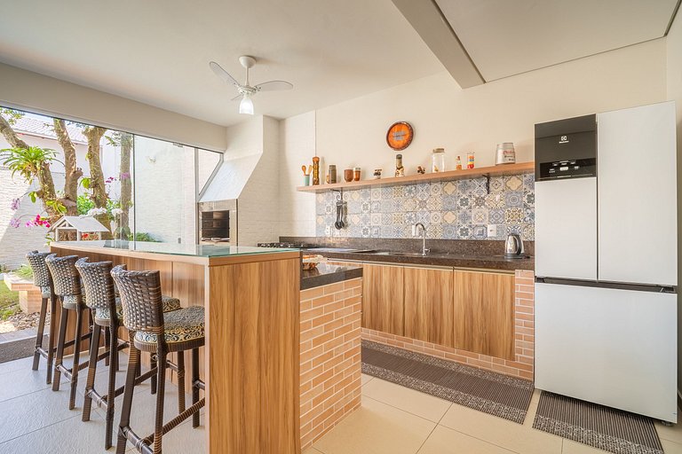 Casa com piscina e área de lazer com 08 dormitórios