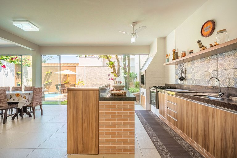 Casa com piscina e área de lazer com 08 dormitórios