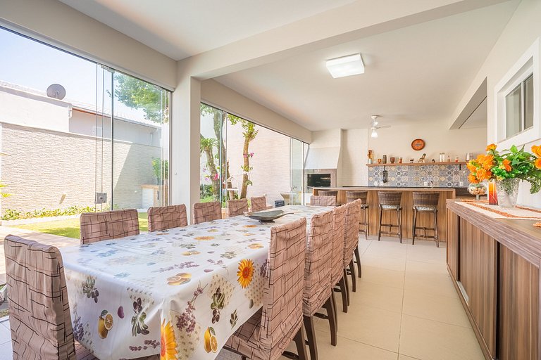 Casa com piscina, área de lazer com 08 dormitórios