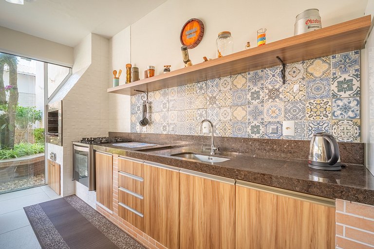 Casa com piscina, área de lazer com 08 dormitórios