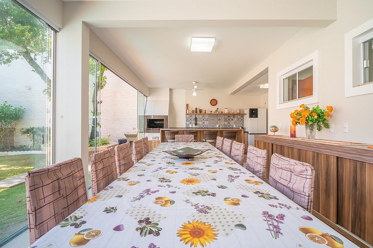 Casa com piscina e área de lazer com 08 dormitórios