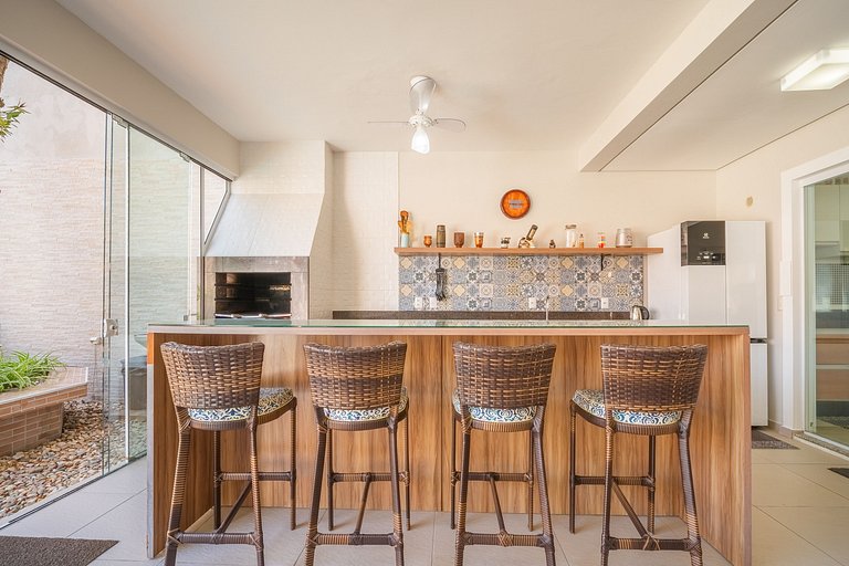 Casa com piscina e área de lazer com 08 dormitórios