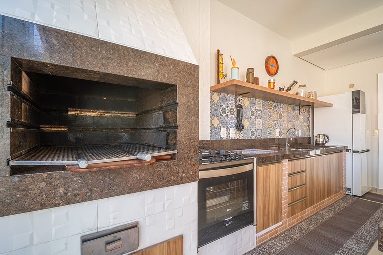 Casa com piscina e área de lazer com 08 dormitórios