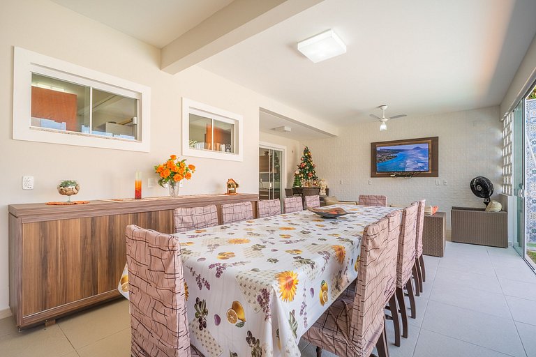 Casa com piscina, área de lazer com 08 dormitórios