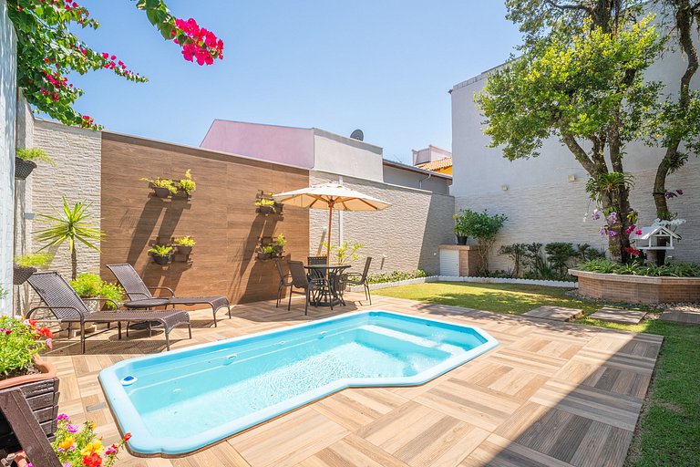 Casa com piscina e área de lazer com 08 dormitórios
