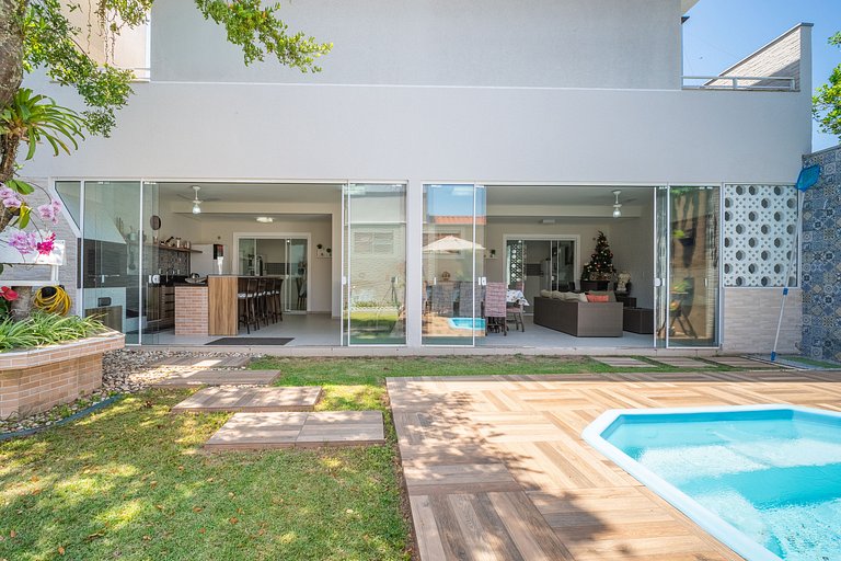 Casa com piscina, área de lazer com 08 dormitórios