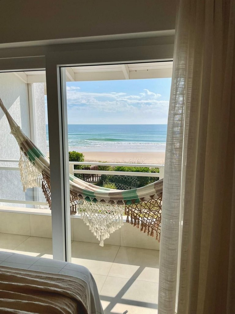 Residencial Guilhermina frente ao mar com 02 suítes