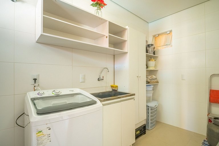 Casa com piscina e área de lazer com 08 dormitórios