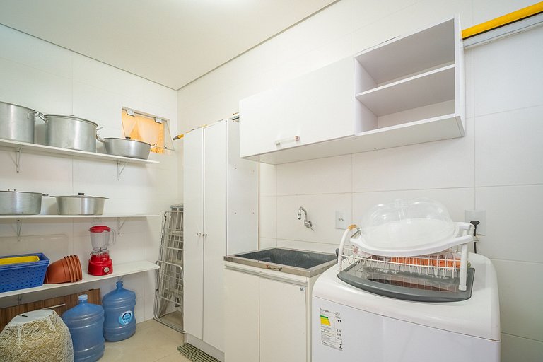 Casa com piscina e área de lazer com 08 dormitórios