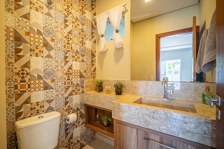 Casa com piscina e área de lazer com 08 dormitórios