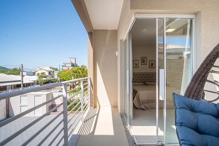 Casa com piscina e área de lazer com 08 dormitórios