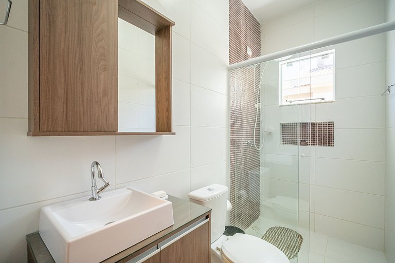 Casa com piscina e área de lazer com 08 dormitórios