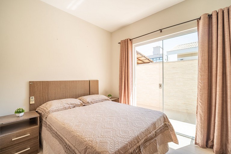 Casa com piscina e área de lazer com 08 dormitórios