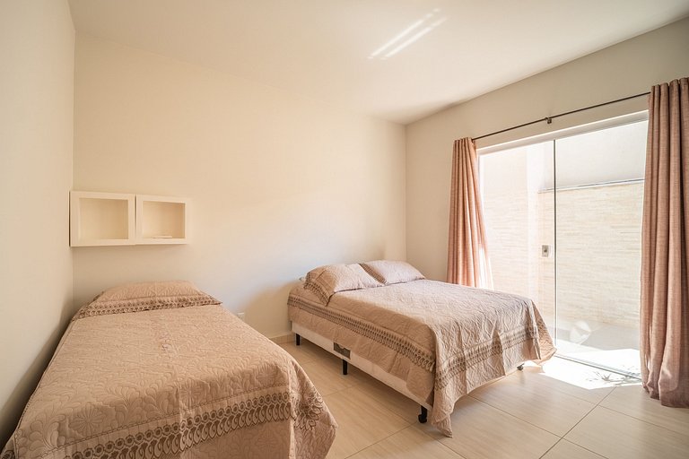 Casa com piscina, área de lazer com 08 dormitórios