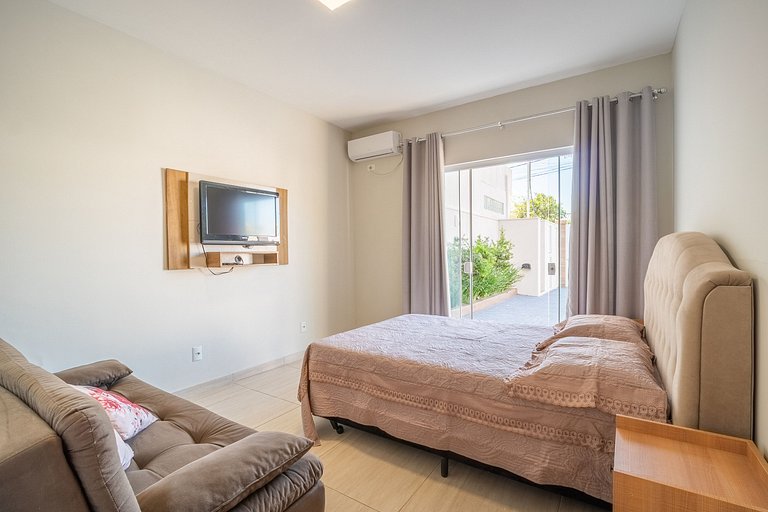 Casa com piscina, área de lazer com 08 dormitórios