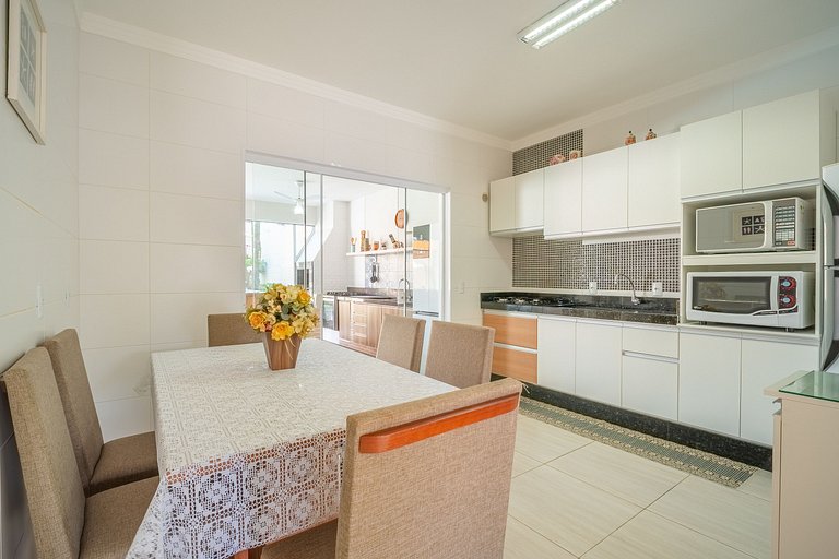 Casa com piscina, área de lazer com 08 dormitórios