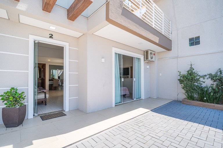 Casa com piscina, área de lazer com 08 dormitórios