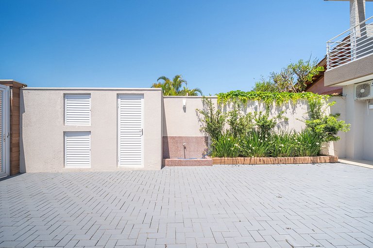 Casa com piscina e área de lazer com 08 dormitórios