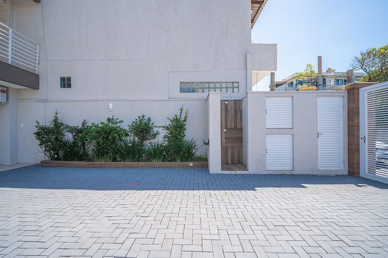 Casa com piscina e área de lazer com 08 dormitórios