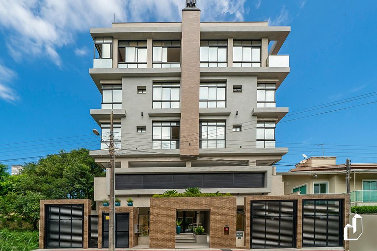 Apartamento térreo mobiliado 02 suítes meia quadra da praia