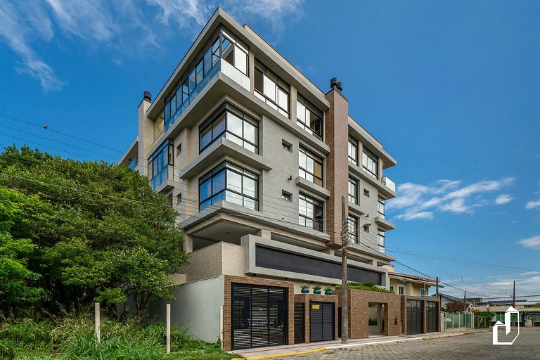 Apartamento térreo mobiliado 02 suítes meia quadra da praia