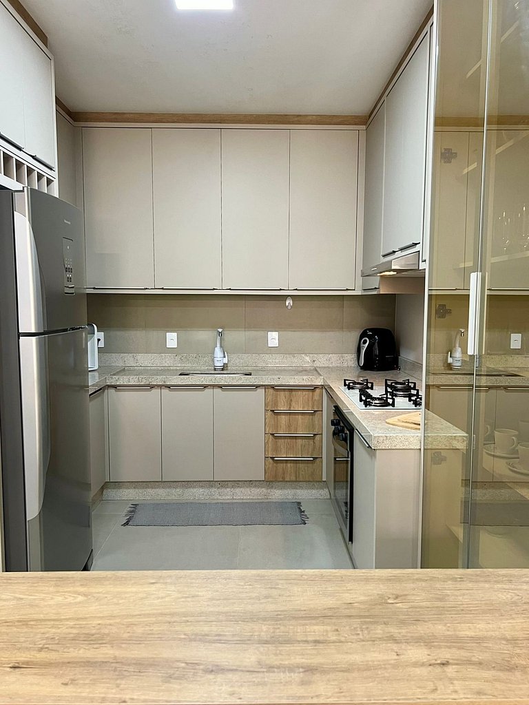 Apartamento térreo mobiliado 02 suítes meia quadra da praia